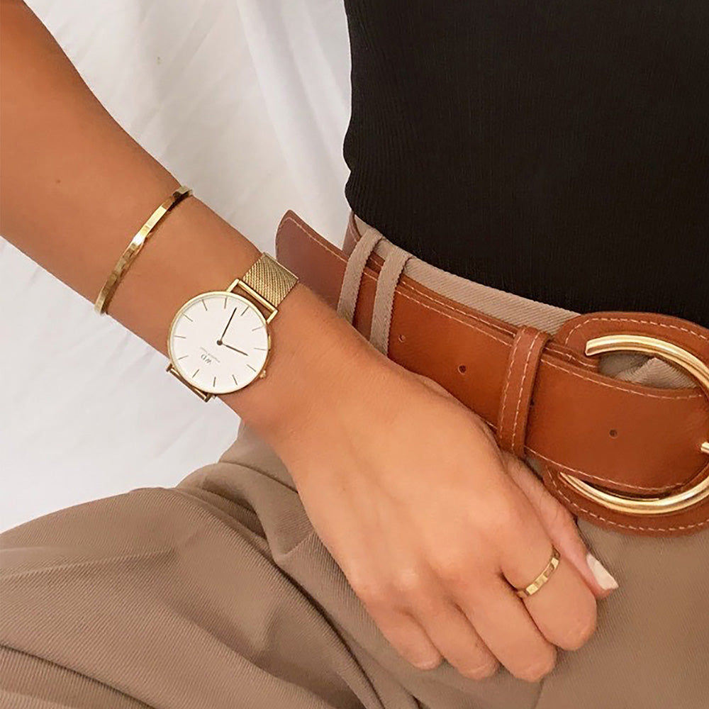 Wrist Daniel Wellington 28mm On Hand Watch Dw Petite Gold